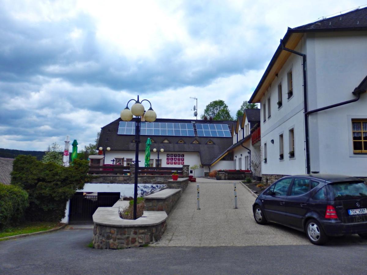 Hotel Zlaty Potok Nicov  المظهر الخارجي الصورة